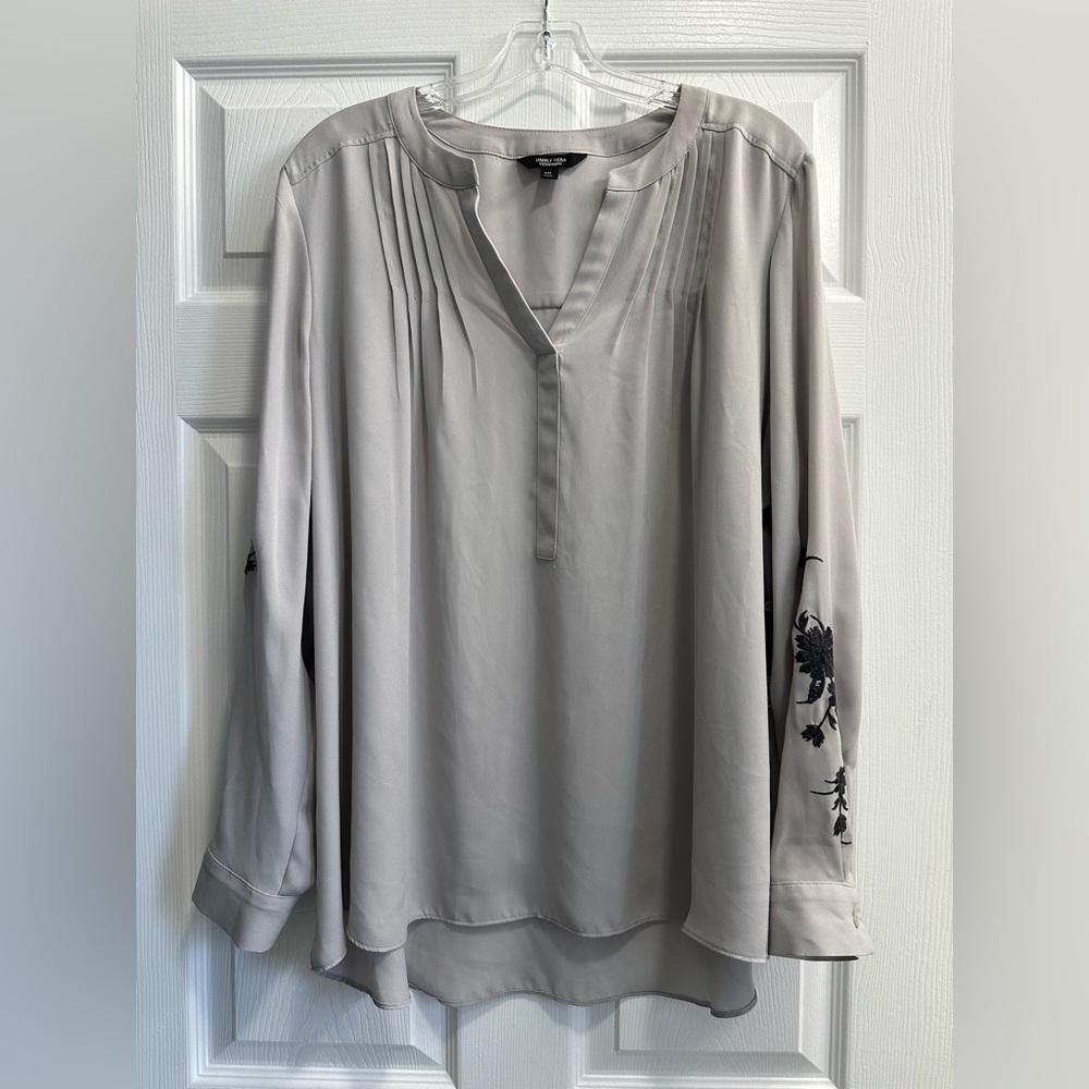 NWT Simply Vera/Vera Wang Light Gray Blouse Black Floral Details      SZ XXL
